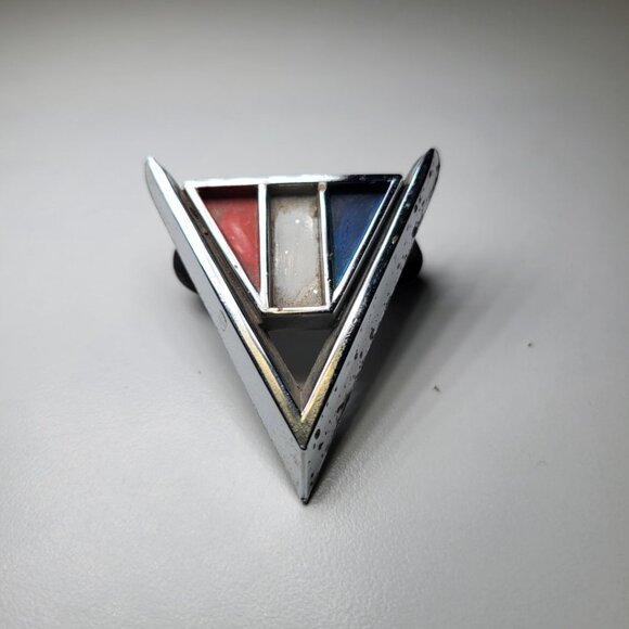 60s Emblem Chevrolet Chevelle Impala El Camino V Fender 3840317-2 Chrome Red - Picture 3 of 10